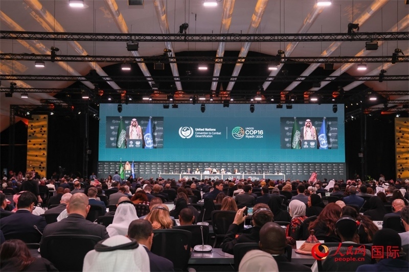 《聯(lián)合國防治荒漠化公約》第十六次締約方大會2日開幕。圖為開幕式現(xiàn)場。人民網(wǎng)記者任皓宇攝