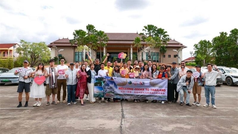 參與活動的中國游客與當?shù)靥﹪撕嫌?。活動主辦方供圖