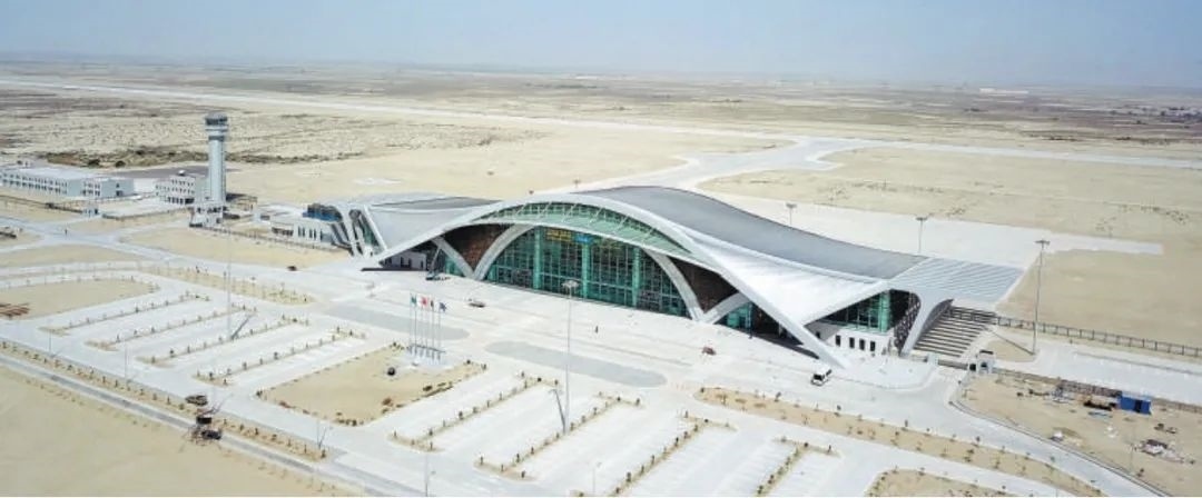 今年10月正式竣工的巴基斯坦瓜達(dá)爾新國際機(jī)場是中巴經(jīng)濟(jì)走廊建設(shè)進(jìn)一步走向深入的重要標(biāo)志，有力推動中巴經(jīng)濟(jì)走廊建設(shè)成為高質(zhì)量共建“一帶一路”的示范性項(xiàng)目。圖為瓜達(dá)爾新國際機(jī)場。艾哈邁德·卡邁勒 攝（新華社發(fā)）
