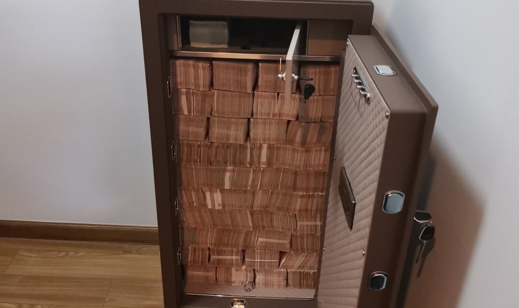 圖為警方查獲藏匿于保險(xiǎn)柜中的現(xiàn)金。（警方供圖）