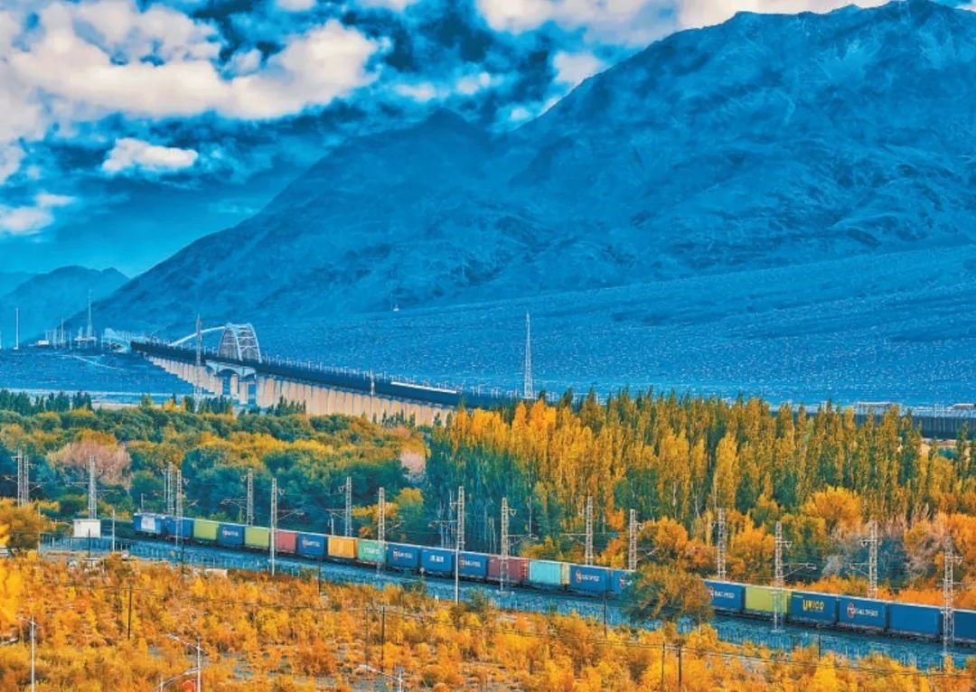 2013年，隨著共建“一帶一路”倡議提出，中歐班列應(yīng)運(yùn)而生。今年11月20日，第十萬列中歐班列正式出境。截至目前，中歐班列累計(jì)運(yùn)送貨物超1100萬標(biāo)箱、貨值超4200億美元，貨物品類達(dá)53大類5萬余種。圖為中歐班列行駛在新疆烏魯木齊達(dá)坂城濕地。擺風(fēng)亮 攝（新華社發(fā)）