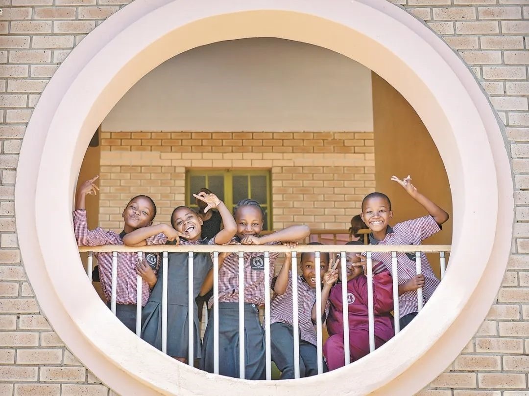 位于博茨瓦納南部的莫帕尼小學(xué)是中國援建的現(xiàn)代化學(xué)校，當(dāng)?shù)貎和慕逃龡l件因此得到改善。圖為莫帕尼小學(xué)課間休息的學(xué)生們。新華社記者 韓旭 攝