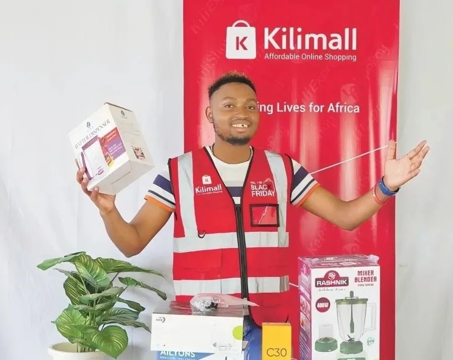 隨著“絲路電商”國際合作深入推進(jìn)，共建“一帶一路”國家雙多邊數(shù)字貿(mào)易規(guī)則對接不斷強(qiáng)化。借助“絲路電商”合作機(jī)制，肯尼亞主播迪克森·恩甘加在當(dāng)?shù)刂辈ж洝⑼袂?攝（新華社發(fā)）