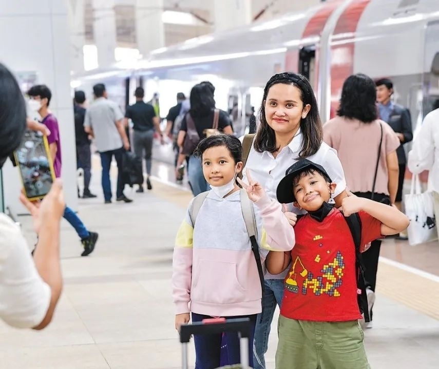 雅萬高鐵是我國在境外完成全過程勘察設(shè)計(jì)建設(shè)的首個(gè)高鐵項(xiàng)目，于去年10月17日正式開通運(yùn)營，是中印尼共建“一帶一路”合作的典范。圖為乘客在和雅萬高鐵動車組合影留念。新華社記者 徐欽 攝