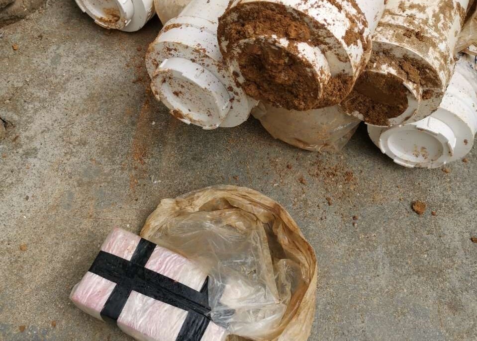 圖為警方查獲的藏匿于PVC管道中的部分現(xiàn)金。（警方供圖）