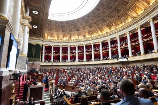 10月1日，法國總理巴尼耶在位于巴黎的法國國民議會發(fā)表演講。新華社發(fā)（杰克·陳攝）