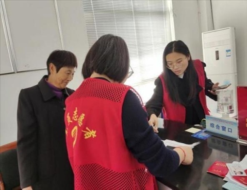 代辦人員為村民辦理醫(yī)保報(bào)銷。 圖片來源：江蘇南通啟東市數(shù)據(jù)局