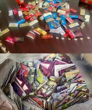 孩子們收集的煙卡、卡牌。受訪者供圖