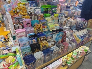 北京某文具店卡牌盲盒柜臺(tái)，未設(shè)相關(guān)提醒。人民網(wǎng)記者 黃鈺攝