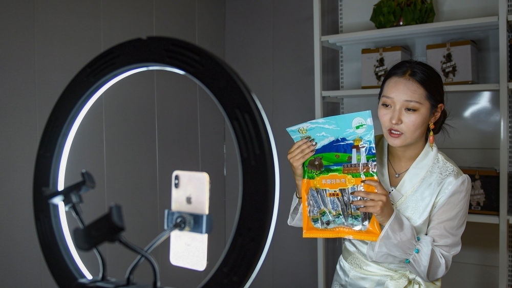 9月24日，果洛藏貢麻村村民多杰吉在進(jìn)行網(wǎng)絡(luò)帶貨直播。（潘彬彬 攝）