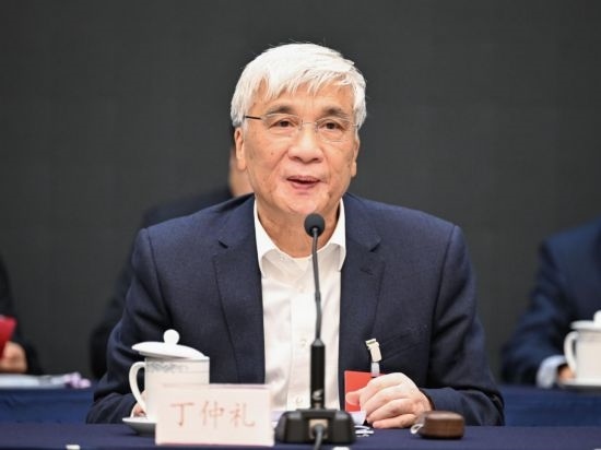 全國人大常委會副委員長、歐美同學(xué)會會長丁仲禮作工作報告