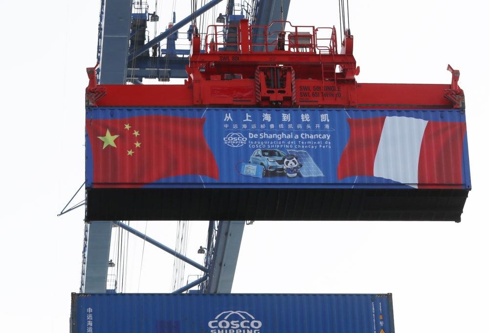 2024年11月14日，在秘魯首都利馬以北的錢凱港，岸邊智能化設(shè)備吊裝集裝箱。