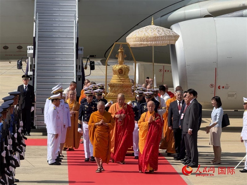 北京靈光寺佛牙舍利抵達(dá)泰國曼谷廊曼軍用機(jī)場。人民網(wǎng)記者章念生攝