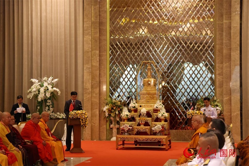 中泰兩國代表在曼谷廊曼軍用機(jī)場舉辦的迎請儀式上致辭。人民網(wǎng)記者楊一攝