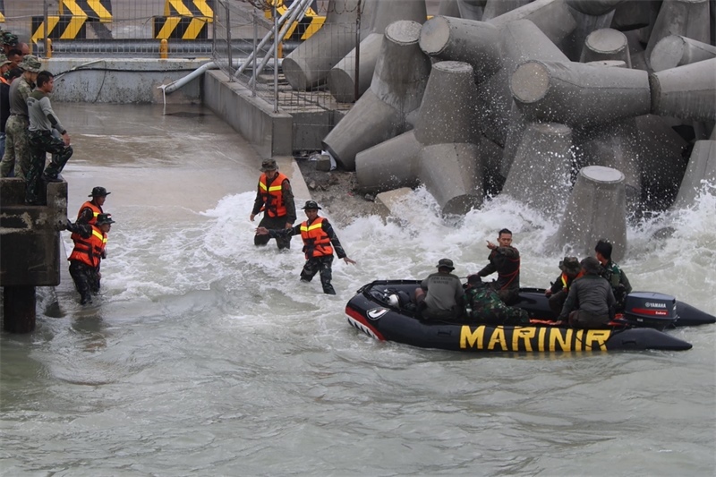 中印尼雙方海軍參演官兵協(xié)力將“落水人員”救上橡皮艇。周宇攝