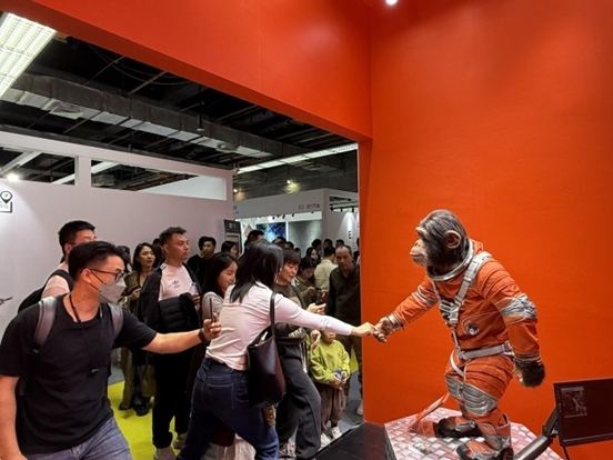 本土原創(chuàng)公司JIN ARTS帶領(lǐng)仿生機(jī)器人亮相廣州設(shè)計周11號館。（受訪者供圖）