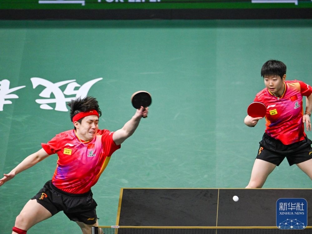 ↑中國(guó)隊(duì)組合王楚欽（左）/孫穎莎在混雙比賽中。新華社記者 王曦 攝