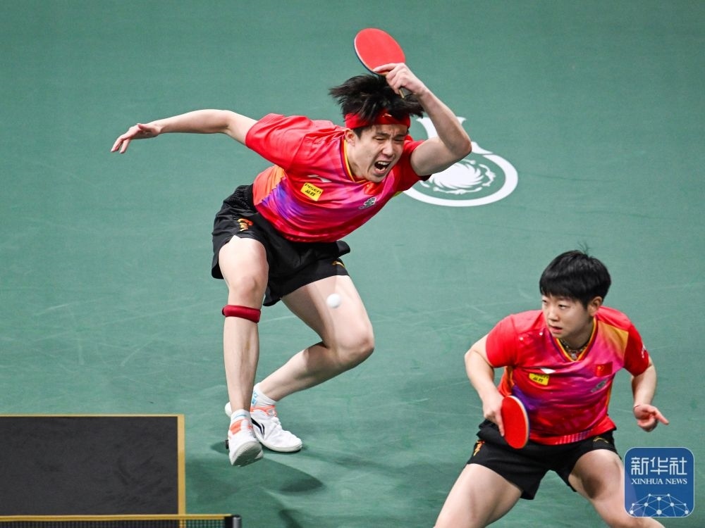 ↑中國(guó)隊(duì)組合王楚欽（左）/孫穎莎在混雙比賽中。新華社記者 王曦 攝