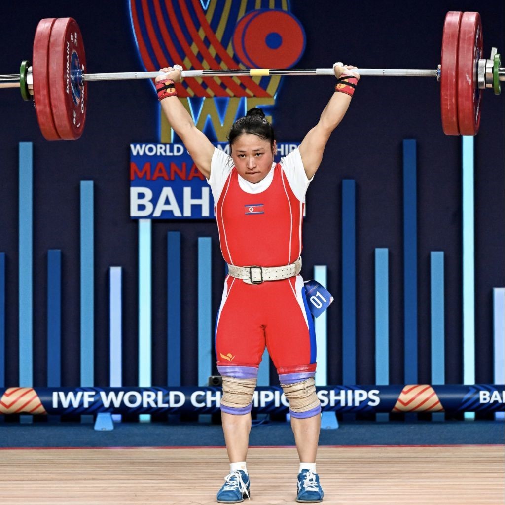 圖為李盛金在比賽中。圖片來(lái)源于國(guó)際舉重聯(lián)合會(huì)官網(wǎng)