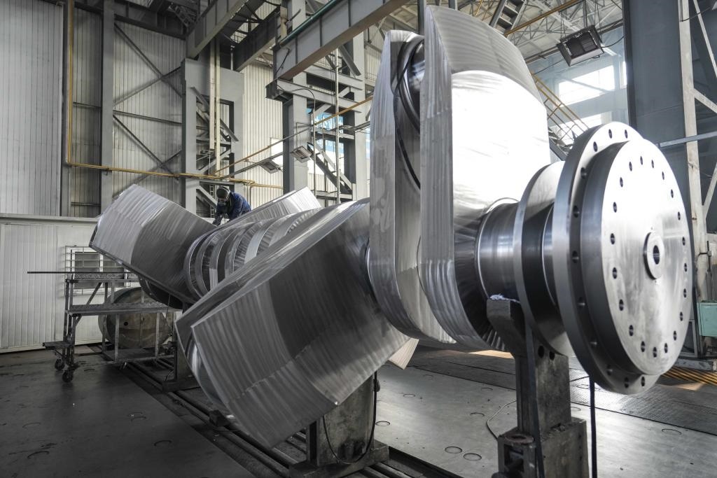 2024年1月11日，工人在大連華銳船用曲軸有限公司加工車間加工產(chǎn)品。新華社記者 潘昱龍 攝