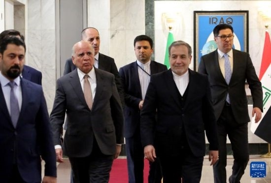 12月6日，伊拉克副總理兼外長侯賽因（中左）在巴格達(dá)會(huì)見伊朗外長阿拉格齊（中右）。新華社發(fā)（哈利勒·達(dá)伍德攝）