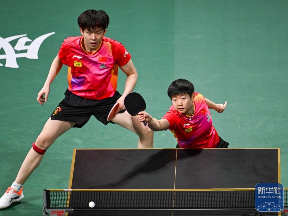 ↑中國(guó)隊(duì)組合王楚欽/孫穎莎（右）在混雙比賽中。新華社記者 王曦 攝