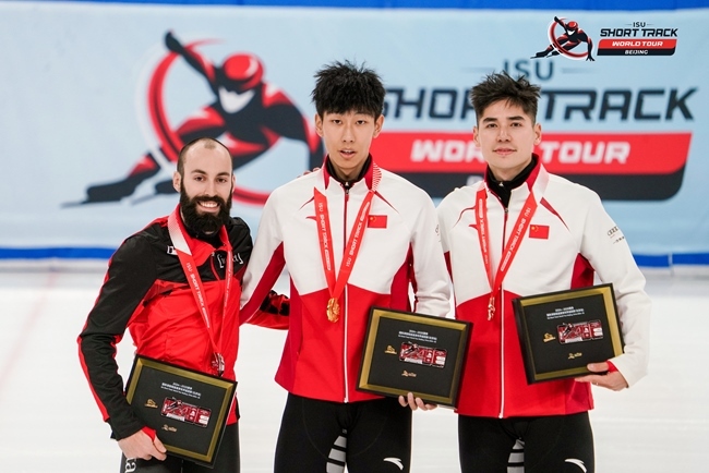 男子500米頒獎儀式，中國選手孫龍(中)奪得冠軍，加拿大選手杜博伊斯(左)獲得亞軍，中國選手劉少昂獲得季軍。賽事組委會供圖
