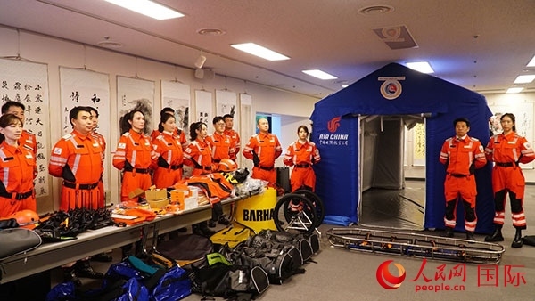 國航日韓支社捐贈的專業(yè)救援裝備。人民網(wǎng) 蔣曉辰攝