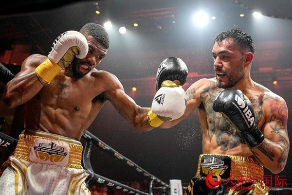 來自剛果民主共和國(guó)的帕特里克·穆卡拉（右）獲得了非洲80公斤級(jí)冠軍。人民網(wǎng) 塔里克·易卜拉欣攝