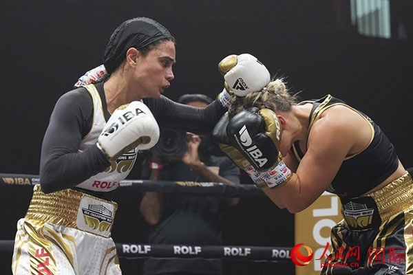 來自伊朗和羅馬尼亞的女選手進(jìn)行了墊場(chǎng)賽。人民網(wǎng) 塔里克·易卜拉欣攝