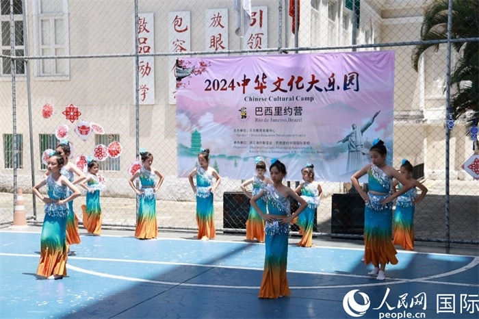 傣族舞蹈《金色的孔雀》以優(yōu)美的動作贏得觀眾喝彩。人民網(wǎng)記者 陳海琪攝