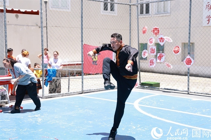 塔吉克舞蹈《夢想》通過靈動的舞姿展現(xiàn)了塔吉克族對美好生活的向往，仿佛帶領(lǐng)觀眾走進了帕米爾高原。人民網(wǎng)記者 陳海琪攝