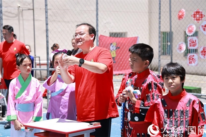 趣味數(shù)學(xué)節(jié)目以富有創(chuàng)意的數(shù)字游戲和魔尺變幻為亮點，激發(fā)了孩子們的數(shù)學(xué)思維與想象力。人民網(wǎng)記者 陳海琪攝