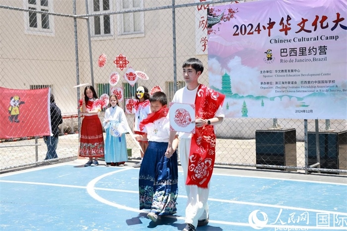 《SHOW美中華》通過國風(fēng)服飾走秀，將傳統(tǒng)文化與現(xiàn)代創(chuàng)意完美結(jié)合。人民網(wǎng)記者 陳海琪攝