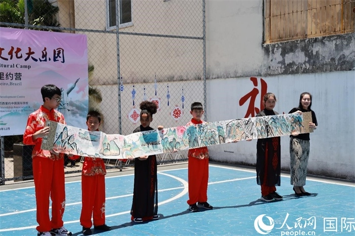 《一書一畫》展現(xiàn)了小營員們的繪畫技巧。人民網(wǎng)記者 陳海琪攝