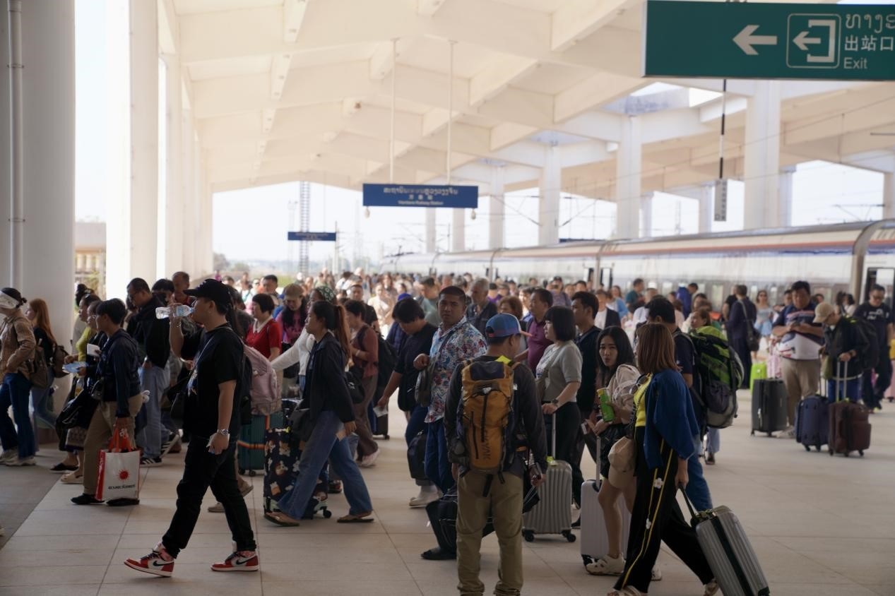 在中老鐵路萬象站，客運(yùn)列車抵達(dá)后旅客出站。老中鐵路有限公司供圖