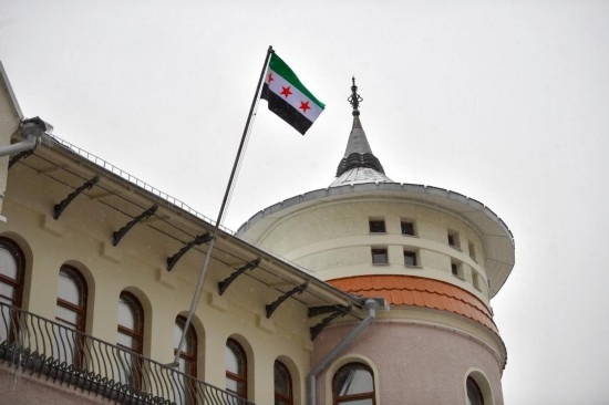 12月9日，在俄羅斯首都莫斯科，敘利亞駐俄羅斯使館升起代表敘利亞反對(duì)派的旗幟。新華社發(fā)（亞歷山大攝）