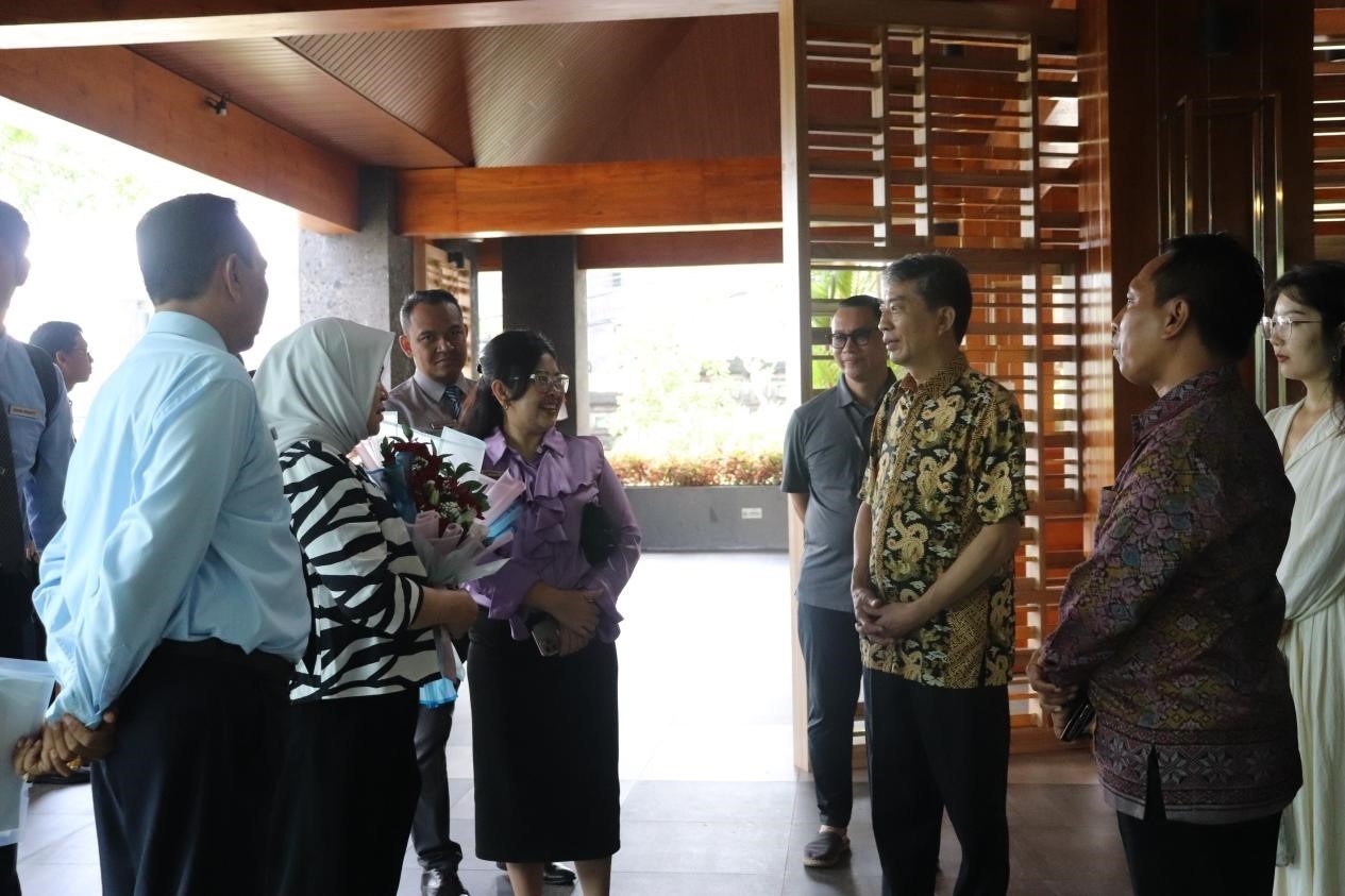 馬蒂尼與師生交流。烏達(dá)雅納大學(xué)旅游孔子學(xué)院供圖