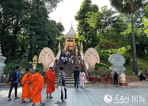 游客在金邊塔山寺游玩。人民網(wǎng)記者 簡(jiǎn)承淵攝