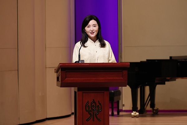 中央音樂(lè)學(xué)院黨委書(shū)記、中國(guó)民族管弦樂(lè)學(xué)會(huì)胡琴專業(yè)委員會(huì)會(huì)長(zhǎng)于紅梅致辭。中國(guó)民族管弦樂(lè)學(xué)會(huì)胡琴專業(yè)委員會(huì)供圖