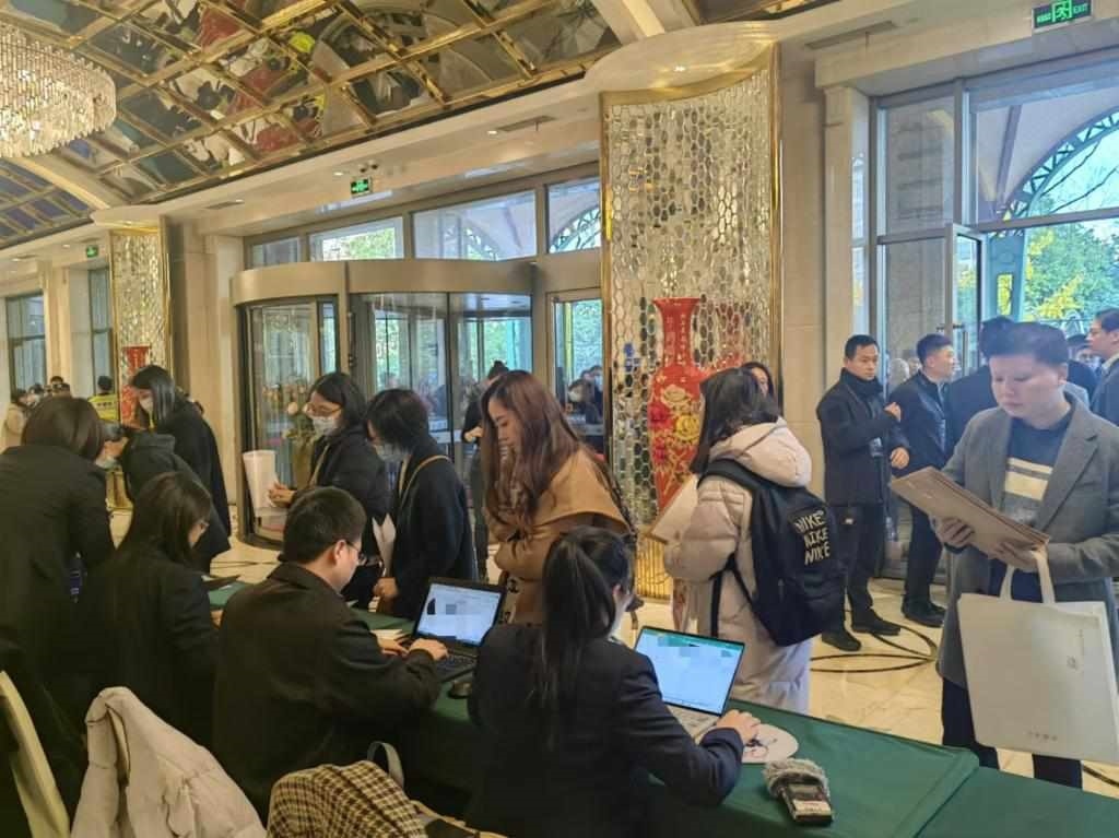 12月12日，第十批國家組織藥品集中帶量采購現(xiàn)場。新華社記者龔雯 攝