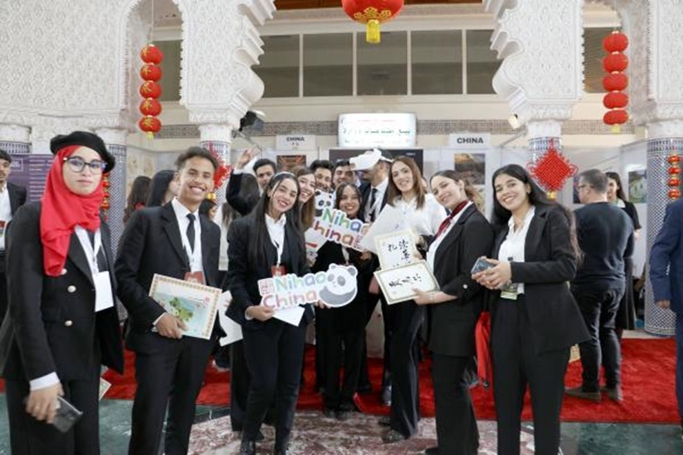 當(dāng)?shù)孛癖娛殖帧澳愫茫≈袊?guó)”手牌合影。拉巴特中國(guó)文化中心供圖