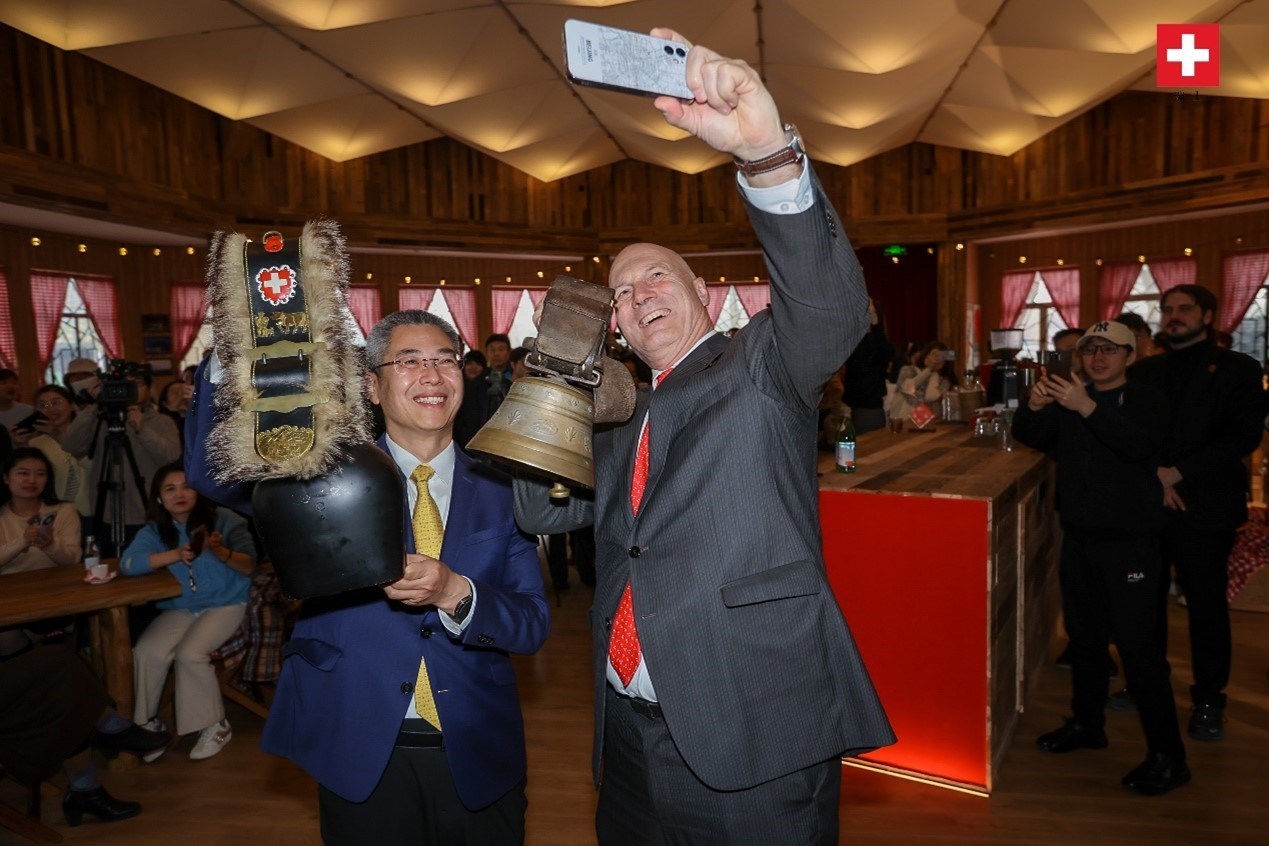 瑞士駐華大使白瑞誼與北京市西城區(qū)委副書記、代區(qū)長(zhǎng)郅海杰搖響瑞士牛鈴，共同為小木屋揭幕。瑞士駐華大使館供圖