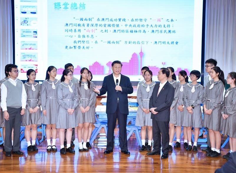 △2019年12月19日，在濠江中學(xué)附屬英才學(xué)校觀摩以“‘一國兩制’與澳門”為題的中國歷史公開課后，習(xí)近平主席走到學(xué)生中間即席發(fā)表重要講話。