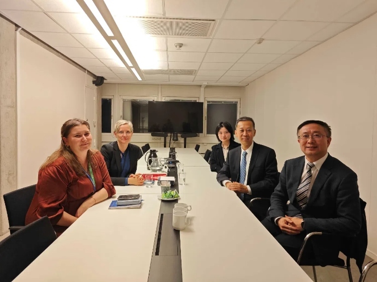 中國(guó)駐瑞典大使崔愛民會(huì)見瑞典聯(lián)合國(guó)教科文組織全國(guó)委員會(huì)秘書長(zhǎng)。中國(guó)駐瑞典大使館供圖