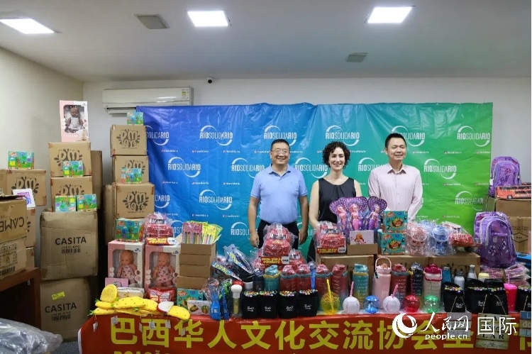 中國駐里約熱內(nèi)盧總領(lǐng)館副總領(lǐng)事王尉育（右）、里約慈善協(xié)會主席保拉·菲格雷多（中）、巴西華人文化交流協(xié)會主席上官建峰（左）出席捐贈活動并致辭。人民網(wǎng)記者 陳海琪攝