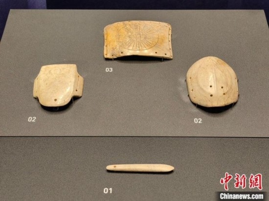 12月14日，“文明先鋒—凌家灘文化玉器展”在故宮博物院文華殿開幕。圖為展覽現(xiàn)場的玉龜、玉版和玉簽。 中新社記者 應妮 攝