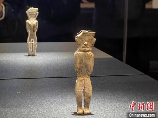12月14日，“文明先鋒—凌家灘文化玉器展”在故宮博物院文華殿開幕。圖為展覽現(xiàn)場的立姿玉人。 中新社記者 應妮 攝