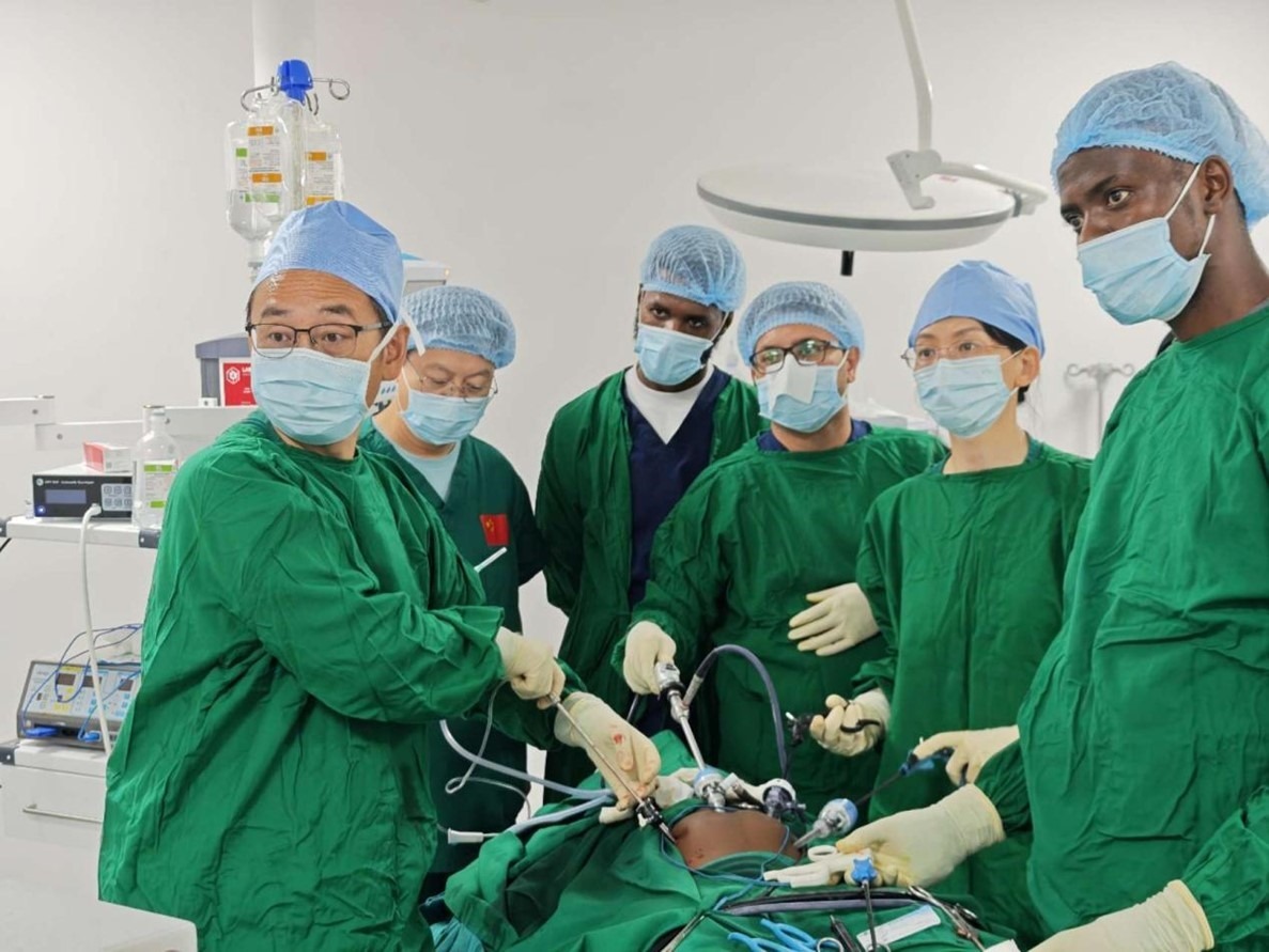 中外醫(yī)師合作進(jìn)行腹腔鏡手術(shù)。中國援桑醫(yī)療隊(duì)供圖
