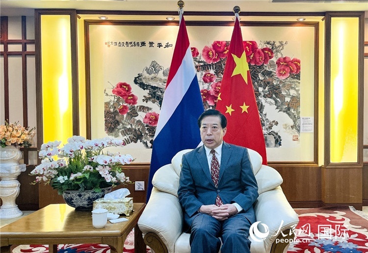 2024年12月10日，中國(guó)駐泰國(guó)大使韓志強(qiáng)在泰國(guó)曼谷接受中國(guó)—東盟中心（ACC）組織的“多彩東盟：2024年中國(guó)媒體東盟行”媒體團(tuán)采訪。人民網(wǎng)記者 羨江楠攝